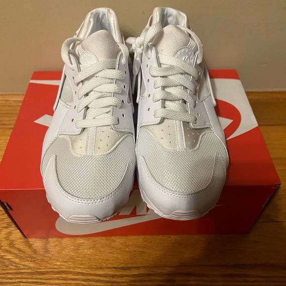 Nike Huarache Run (GS) White Training Shoe (Women’s) - Picture 2 of 5